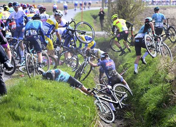 Bilder des Jahres 2022, Sport 03 März Sport Themen der Woche KW12 Sport Bilder des Tages Wevelgem, Belgium - March 27 : crash of some riders during the UCI World Tour 84th Flanders Classics Gent - Wevelgem - In Flanders Fields cycling race with start in Ieper and finish in Wevelgem on March 27, 2022 in Wevelgem, Belgium, 27 03 2022 ( Motordriver Kenny Verfaillie - Gent - Wevelgem 2022 Cycling Race PhotoNews Panoramic 