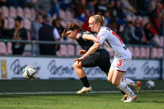 Flyeralarm Frauen-Bundesliga 2021-2022, 1. FC Köln - Bayer 04 Leverkusen Alicia Gudorf (FC, 12), Caroline Siems (LEV, 13) Köln Franz-Kremer-Stadion, Rasenplatz Nordrhein-Westfalen Deutschland