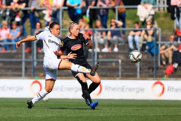 Flyeralarm Frauen-Bundesliga 2021-2022, 1. FC Köln - Bayer 04 Leverkusen Clara Fröhlich (LEV, 26), Mandy Islacker (FC, 8) Köln Franz-Kremer-Stadion, Rasenplatz Nordrhein-Westfalen Deutschland