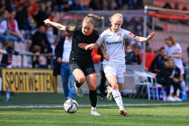 Flyeralarm Frauen-Bundesliga 2021-2022, 1. FC Köln - Bayer 04 Leverkusen Weronika Zawistoska (FC, 24), Caroline Siems (LEV, 13) Köln Franz-Kremer-Stadion, Rasenplatz Nordrhein-Westfalen Deutschland