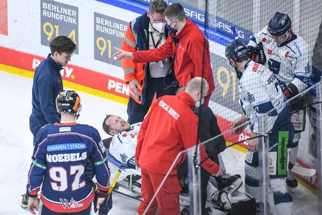 Sport Themen der Woche KW12 Sport Bilder des Tages 27.03.2022, xlakx, Eishockey Penny DEL, Eisbaeren Berlin - Straubing Tigers emspor, v.l.Benedikt Schopper (Straubing Tigers 10),verletzt auf Trage Berlin *** 27 03 2022, xlakx, ice hockey penny DEL, Eisbaeren Berlin Straubing Tigers emspor, v l Benedikt Schopper Straubing Tigers 10 ,injured on stretcher Berlin
