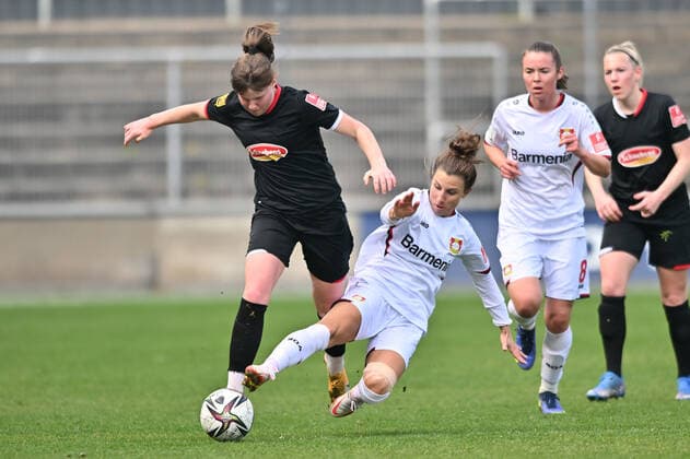 Jessica Wich (B04, 7) grätscht fair Adriana Achcinska (FC Köln, 9) den Ball weg, 27.03.2022, Köln (Deutschland), Fussball, Flyeralarm Frauen-Bundesliga, 1. FC Köln - Bayer 04 Leverkusen