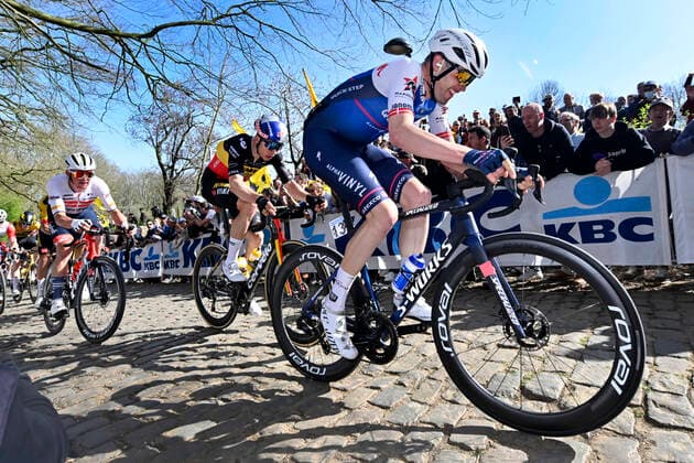 Bilder des Jahres 2022, Sport 03 März Sport Themen der Woche KW12 Sport Bilder des Tages Belgian Jasper Stuyven of Trek-Segafredo, Belgian Wout Van Aert of Team Jumbo-Visma and Danish Kasper Asgreen of Quick-Step Alpha Vinyl pictured in action during the men s Gent-Wevelgem - In Flanders Fields cycling race, 248,9km from Ieper to Wevelgem, Sunday 27 March 2022. DIRKxWAEM  x26845452x