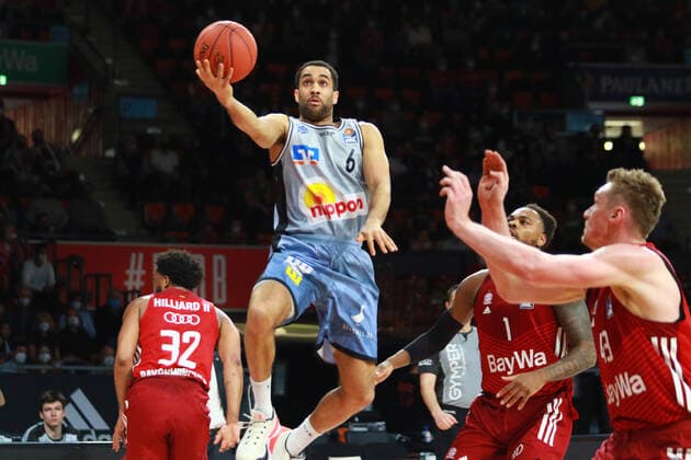 32 Darrun Hilliard, 1 Deshaun Thomas, 43 Leon Radosevic (FCBB) rot, gegen 6 Elias Lasisi (Crailsheim) Zweikampf Basketball, 1. Bundesliga, BBL, FC Bayern München, HAKRO Merlins Crailsheim im Audi Dome, 27.03.2022 FOTO: Mladen Lackovic LakoPress