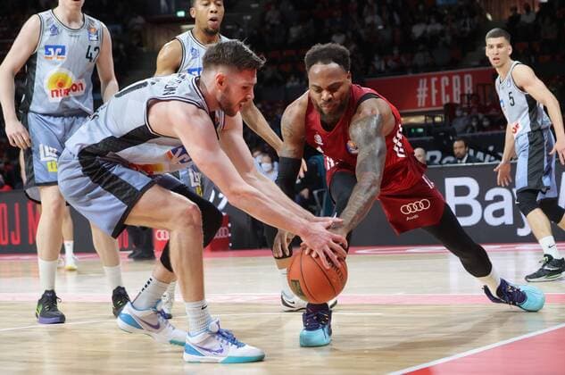 Crailsheims 30 GUDMUNDSSON vs Bayerns 1 Deshaun THOMAS. Basketball, FC Bayern - Crailsheim, am 22.03.2022, Basketball Bundesliga, FC Bayern München Basketball - HARKO Merlins Crailsheim, Saison 20221-2022, in Muenchen, A U D I D O M E, Deutschland. Quelle Copyright Credit : Oryk HAIST