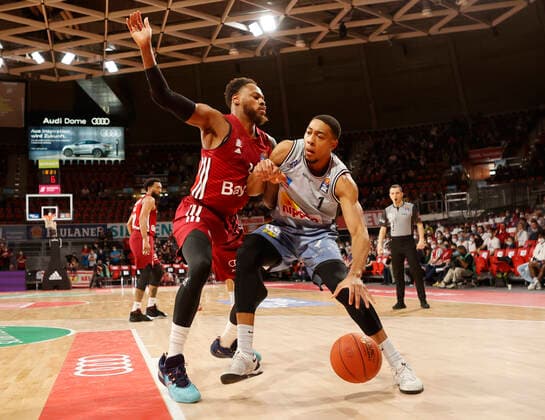 27.03.2022, BBL, FC Bayern Basketball vs Hakro Merlins Crailsheim, Audi Dome, Muenchen, Basketball, im Bild: Deshaun Thomas (FCB Basketball) vs Jaren Lewis (Merlins Crailsheim)