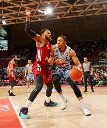 27.03.2022, BBL, FC Bayern Basketball vs Hakro Merlins Crailsheim, Audi Dome, Muenchen, Basketball, im Bild: Deshaun Thomas (FCB Basketball) vs Jaren Lewis (Merlins Crailsheim)