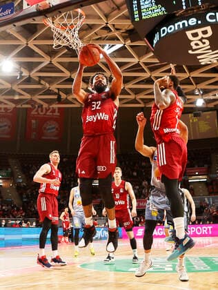 27.03.2022, BBL, FC Bayern Basketball vs Hakro Merlins Crailsheim, Audi Dome, Muenchen, Basketball, im Bild: Leon Radosevic (FCB Basketball), Daran Hilliard (FCB Basketball), Ognjen Jaramaz (FCB Basketball) und Deshaun Thomas (FCB Basketball)