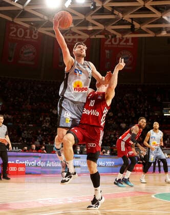27.03.2022, BBL, FC Bayern Basketball vs Hakro Merlins Crailsheim, Audi Dome, Muenchen, Basketball, im Bild: Jon Axel Gudmundsson (Merlins Crailsheim) vs Ognjen Jaramaz (FCB Basketball)