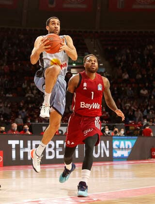 27.03.2022, BBL, FC Bayern Basketball vs Hakro Merlins Crailsheim, Audi Dome, Muenchen, Basketball, im Bild: Elias Lasisi (Merlins Crailsheim) vs Deshaun Thomas (FCB Basketball)