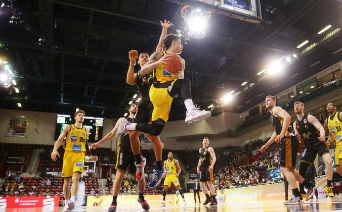 Ludwigsburg , Basketball easycredit BBL Bundesliga . MHP Riesen Ludwigsburg vs. Basketball Löwen Braunschweig , Jonah radebaugh ( Riesen )