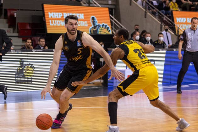 Owen Klassen (Basketball Loewen Braunschweig, 05) Tremmel Darden (MHP Riesen Ludwigsburg, 21) MHP Riesen Ludwigsburg vs. Basketball Loewen Braunschweig, 1. Basketball Bundesliga, easycredit BBL, 27. Spieltag , Spielzeit 2021 2022, 27.03.2022 MHP Riesen Ludwigsburg vs. Basketball Loewen Braunschweig, 1. Basketball Bundesliga, easycredit BBL, 27. Spieltag , Spielzeit 2021 2022, 27.03.2022 Ludwigsburg Copyright: xNinaxSanderx xEibnerxPressefotox EP_NSR