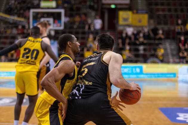 Tremmel Darden (MHP Riesen Ludwigsburg, 21) Owen Klassen (Basketball Loewen Braunschweig, 05) MHP Riesen Ludwigsburg vs. Basketball Loewen Braunschweig, 1. Basketball Bundesliga, easycredit BBL, 27. Spieltag , Spielzeit 2021 2022, 27.03.2022 MHP Riesen Ludwigsburg vs. Basketball Loewen Braunschweig, 1. Basketball Bundesliga, easycredit BBL, 27. Spieltag , Spielzeit 2021 2022, 27.03.2022 Ludwigsburg Copyright: xNinaxSanderx xEibnerxPressefotox EP_NSR