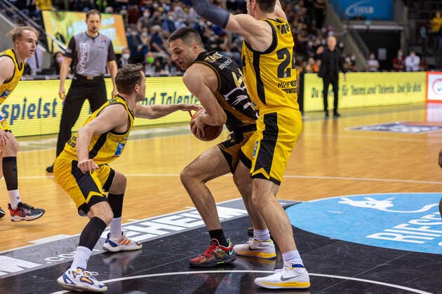 Jordan Hulls (MHP Riesen Ludwigsburg, 01) Benedikt Turudic (Basketball Loewen Braunschweig, 44) Ehtan Happ (MHP Riesen Ludwigsburg, 24) MHP Riesen Ludwigsburg vs. Basketball Loewen Braunschweig, 1. Basketball Bundesliga, easycredit BBL, 27. Spieltag , Spielzeit 2021 2022, 27.03.2022 MHP Riesen Ludwigsburg vs. Basketball Loewen Braunschweig, 1. Basketball Bundesliga, easycredit BBL, 27. Spieltag , Spielzeit 2021 2022, 27.03.2022 Ludwigsburg Copyright: xNinaxSanderx xEibnerxPressefotox EP_NSR