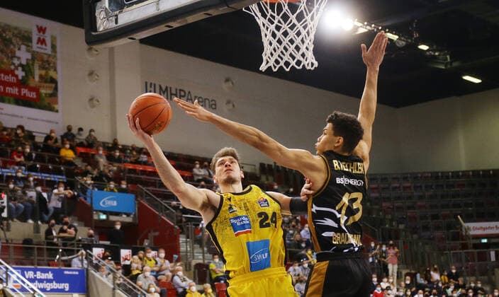 Ludwigsburg , Basketball easycredit BBL Bundesliga . MHP Riesen Ludwigsburg vs. Basketball Löwen Braunschweig , von links: Ethan Happ ( Riesen ) Brandon Tischler ( Löwen )