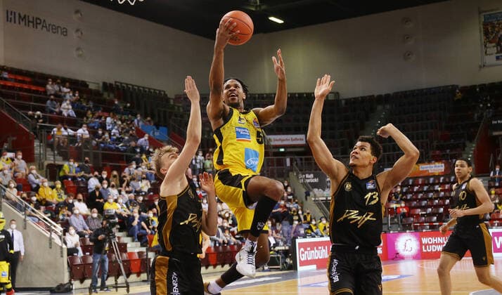 Ludwigsburg , Basketball easycredit BBL Bundesliga . MHP Riesen Ludwigsburg vs. Basketball Löwen Braunschweig , von links: Justin Simon ( Riesen ) Brandon Tischler ( Löwen )