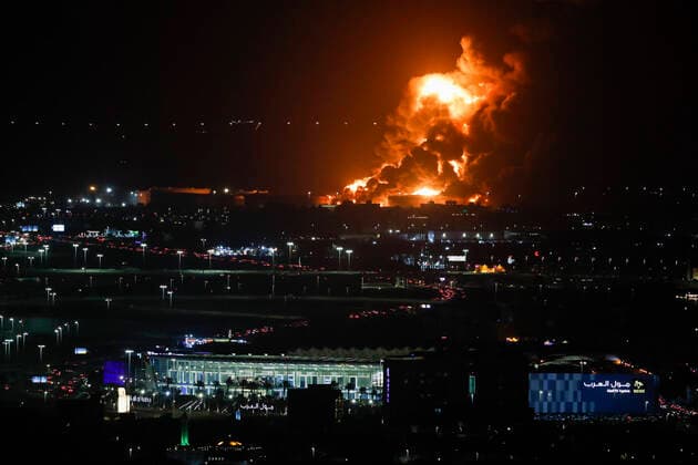 Bilder des Jahres 2022, Sport 03 März Sport Themen der Woche KW12 An Aramco oil depot close to the circuit is seen in flames following an attack, F1 Grand Prix of Saudi Arabia at Jeddah Corniche Circuit on March 25, 2022 in Jeddah, Saudi Arabia. (Photo by HOCH ZWEI) Jeddah Saudi Arabia *** An Aramco oil depot close to the circuit is seen in flames following an attack, F1 Grand Prix of Saudi Arabia at Jeddah Corniche Circuit on March 25, 2022 in Jeddah, Saudi Arabia Photo by HOCH ZWEI Jeddah Saudi Arabia