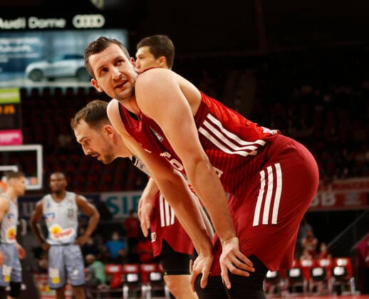 27.03.2022, BBL, FC Bayern Basketball vs Hakro Merlins Crailsheim, Audi Dome, Muenchen, Basketball, im Bild: Dejan Kovacevic (Merlins Crailsheim) und Paul Zipser (FCB Basketball)
