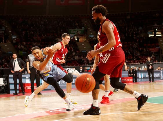 27.03.2022, BBL, FC Bayern Basketball vs Hakro Merlins Crailsheim, Audi Dome, Muenchen, Basketball, im Bild: Deshaun Thomas (FCB Basketball), Zan Mark Sisko (FCB Basketball), Gavin Schilling (FCB Basketball) und Daran Hilliard (FCB Basketball)