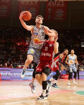 27.03.2022, BBL, FC Bayern Basketball vs Hakro Merlins Crailsheim, Audi Dome, Muenchen, Basketball, im Bild: Jon Axel Gudmundsson (Merlins Crailsheim) vs Ognjen Jaramaz (FCB Basketball)
