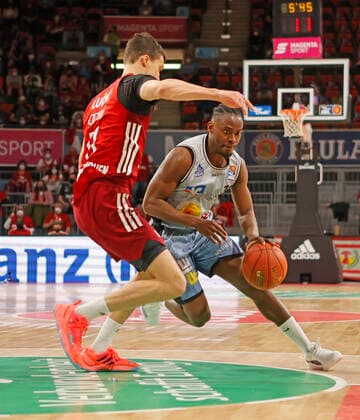 27.03.2022, BBL, FC Bayern Basketball vs Hakro Merlins Crailsheim, Audi Dome, Muenchen, Basketball, im Bild: Vladimir Lucic (FCB Basketball) vs Rene Kindzeka (Merlins Crailsheim)
