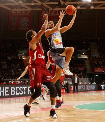 27.03.2022, BBL, FC Bayern Basketball vs Hakro Merlins Crailsheim, Audi Dome, Muenchen, Basketball, im Bild: Daran Hilliard (FCB Basketball) vs Elias Lasisi (Merlins Crailsheim)