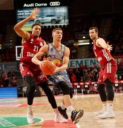 27.03.2022, BBL, FC Bayern Basketball vs Hakro Merlins Crailsheim, Audi Dome, Muenchen, Basketball, im Bild: Augustine Rubit (FCB Basketball), Aleksa Kovacevic (Merlins Crailsheim), Paul Zipser (FCB Basketball)