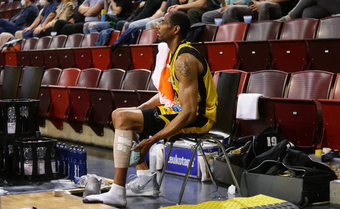 Ludwigsburg , Basketball easycredit BBL Bundesliga . MHP Riesen Ludwigsburg vs. Basketball Löwen Braunschweig , Verletzung Tremmell Darden ( Riesen )