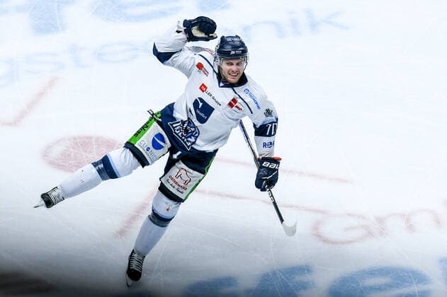 Sport Themen der Woche KW12 27.03.2022, xlakx, Eishockey Penny DEL, Eisbaeren Berlin - Straubing Tigers emspor, v.l.celebrate the goal, Torjubel zum 3:4 Torschuetze Tuomie,Parker(Straubing Tigers) Berlin *** 27 03 2022, xlakx, ice hockey penny DEL, Eisbaeren Berlin Straubing Tigers emspor, v l celebrate the goal, goal celebration to 3 4 goal scorer Tuomie,Parker Straubing Tigers Berlin