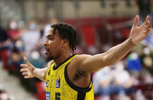 Ludwigsburg , Basketball easycredit BBL Bundesliga . MHP Riesen Ludwigsburg vs. Basketball Löwen Braunschweig , Justin Simon ( Riesen )