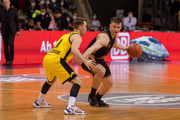 Jordan Hulls (MHP Riesen Ludwigsburg, 01) Ondrej Sehnal (Basketball Loewen Braunschweig, 19) MHP Riesen Ludwigsburg vs. Basketball Loewen Braunschweig, 1. Basketball Bundesliga, easycredit BBL, 27. Spieltag , Spielzeit 2021 2022, 27.03.2022 MHP Riesen Ludwigsburg vs. Basketball Loewen Braunschweig, 1. Basketball Bundesliga, easycredit BBL, 27. Spieltag , Spielzeit 2021 2022, 27.03.2022 Ludwigsburg Copyright: xNinaxSanderx xEibnerxPressefotox EP_NSR