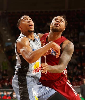 27.03.2022, BBL, FC Bayern Basketball vs Hakro Merlins Crailsheim, Audi Dome, Muenchen, Basketball, im Bild: Jaren Lewis (Merlins Crailsheim) vs Deshaun Thomas (FCB Basketball)