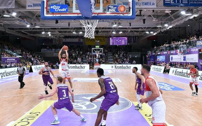 Cameron Hunt (s.Oliver Wuerzburg) (hinten, beim Wurf), Nate Grimes (BG Goettingen) (vorne,M), Harald Frey (BG Goettingen) (NR 3) , Basketball, Bundesliga, BBL, BG Goettingen - s.Oliver Baskets Wuerzburg, 27.03.2022, BG Goettingen - s.Oliver Wuerzburg, Basketball, Bundesliga, GER, BBL, 27.03.2022 Goettingen Copyright: xEibner-Pressefotox-xRolandxSippelx