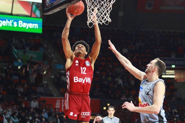 12 Jason George (FCBB) rot, gegen Dejan Kovacevic (Crailsheim) Aktion, Zweikampf Basketball, 1. Bundesliga, BBL, FC Bayern München, HAKRO Merlins Crailsheim im Audi Dome, 27.03.2022 FOTO: Mladen Lackovic LakoPress