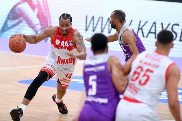 William Buford (s.Oliver Wuerzburg) (am Ball), Akeem Vargas (BG Goettingen) (R), Jeff Roberson (BG Goettingen) (NR 5) , Basketball, Bundesliga, BBL, BG Goettingen - s.Oliver Baskets Wuerzburg, 27.03.2022, BG Goettingen - s.Oliver Wuerzburg, Basketball, Bundesliga, GER, BBL, 27.03.2022 Goettingen Copyright: xEibner-Pressefotox-xRolandxSippelx