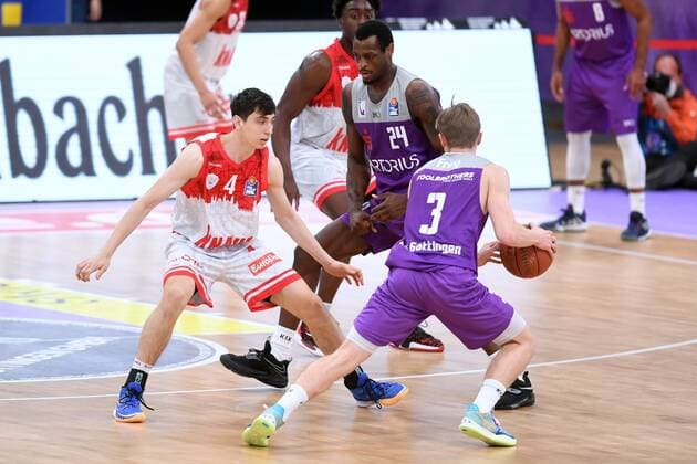 Harald Frey (BG Goettingen) (am Ball), Julius Boehmer (s.Oliver Wuerzburg) (L), Nate Grimes (BG Goettingen) (M) , Basketball, Bundesliga, BBL, BG Goettingen - s.Oliver Baskets Wuerzburg, 27.03.2022, BG Goettingen - s.Oliver Wuerzburg, Basketball, Bundesliga, GER, BBL, 27.03.2022 Goettingen Copyright: xEibner-Pressefotox-xRolandxSippelx