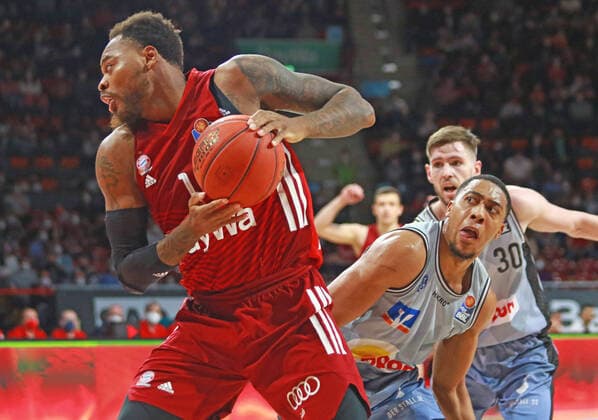 1 Deshaun Thomas (FCBB) rot, gegen 11 Rene Kindzeka (Crailsheim) Aktion, Zweikampf Basketball, 1. Bundesliga, BBL, FC Bayern München, HAKRO Merlins Crailsheim im Audi Dome, 27.03.2022 FOTO: Mladen Lackovic LakoPress