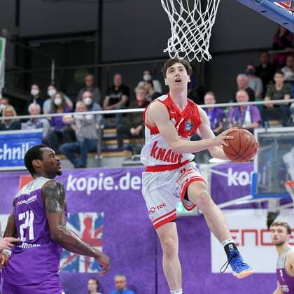 Korbleger von Julius Boehmer (s.Oliver Wuerzburg), Nate Grimes (BG Goettingen) (L) , Basketball, Bundesliga, BBL, BG Goettingen - s.Oliver Baskets Wuerzburg, 27.03.2022, BG Goettingen - s.Oliver Wuerzburg, Basketball, Bundesliga, GER, BBL, 27.03.2022 Goettingen Copyright: xEibner-Pressefotox-xRolandxSippelx