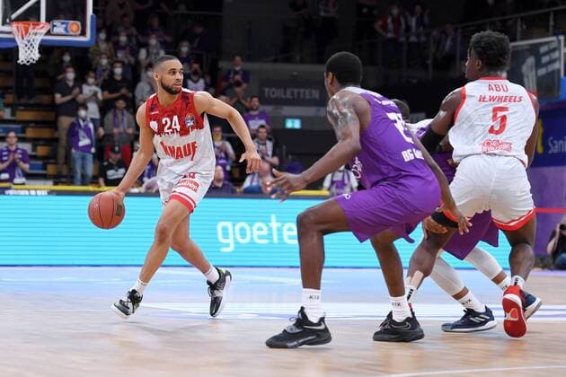 Cameron Hunt (s.Oliver Wuerzburg) (am Ball), Nate Grimes (BG Goettingen), Abdul-Malik Abu (s.Oliver Wuerzburg) (R) , Basketball, Bundesliga, BBL, BG Goettingen - s.Oliver Baskets Wuerzburg, 27.03.2022, BG Goettingen - s.Oliver Wuerzburg, Basketball, Bundesliga, GER, BBL, 27.03.2022 Goettingen Copyright: xEibner-Pressefotox-xRolandxSippelx