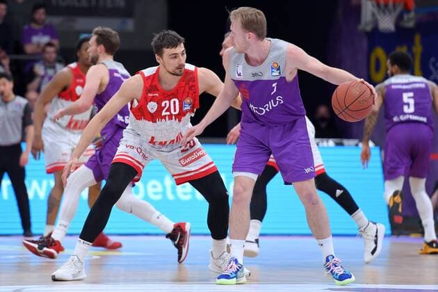 Harald Frey (BG Goettingen) (am Ball), Julian Albus (s.Oliver Wuerzburg) (L) , Basketball, Bundesliga, BBL, BG Goettingen - s.Oliver Baskets Wuerzburg, 27.03.2022, BG Goettingen - s.Oliver Wuerzburg, Basketball, Bundesliga, GER, BBL, 27.03.2022 Goettingen Copyright: xEibner-Pressefotox-xRolandxSippelx