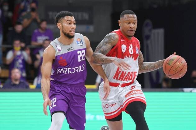 Stephen Brown Jr. (BG Goettingen) und Charles Callison (s.Oliver Wuerzburg) (am Ball) , Basketball, Bundesliga, BBL, BG Goettingen - s.Oliver Baskets Wuerzburg, 27.03.2022, BG Goettingen - s.Oliver Wuerzburg, Basketball, Bundesliga, GER, BBL, 27.03.2022 Goettingen Copyright: xEibner-Pressefotox-xRolandxSippelx
