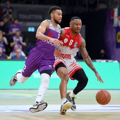 Stephen Brown Jr. (BG Goettingen) und Charles Callison (s.Oliver Wuerzburg) (am Ball) , Basketball, Bundesliga, BBL, BG Goettingen - s.Oliver Baskets Wuerzburg, 27.03.2022, BG Goettingen - s.Oliver Wuerzburg, Basketball, Bundesliga, GER, BBL, 27.03.2022 Goettingen Copyright: xEibner-Pressefotox-xRolandxSippelx