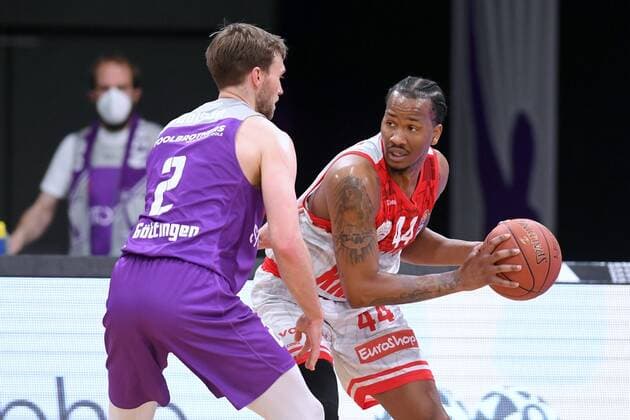 William Buford (s.Oliver Wuerzburg) (am Ball), Jake Toolson (BG Goettingen) (L) , Basketball, Bundesliga, BBL, BG Goettingen - s.Oliver Baskets Wuerzburg, 27.03.2022, BG Goettingen - s.Oliver Wuerzburg, Basketball, Bundesliga, GER, BBL, 27.03.2022 Goettingen Copyright: xEibner-Pressefotox-xRolandxSippelx