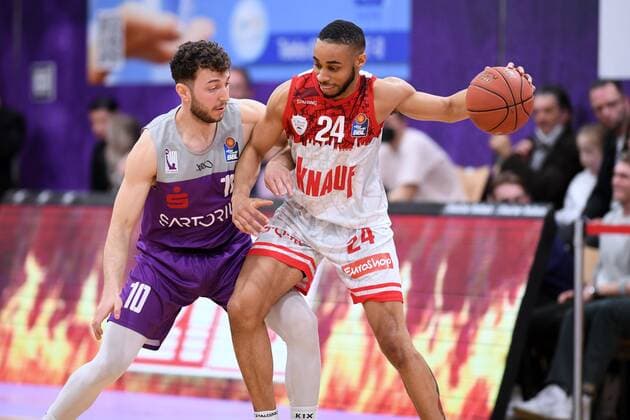 Cameron Hunt (s.Oliver Wuerzburg) (am Ball), Haris Hujic (BG Goettingen) (L) , Basketball, Bundesliga, BBL, BG Goettingen - s.Oliver Baskets Wuerzburg, 27.03.2022, BG Goettingen - s.Oliver Wuerzburg, Basketball, Bundesliga, GER, BBL, 27.03.2022 Goettingen Copyright: xEibner-Pressefotox-xRolandxSippelx