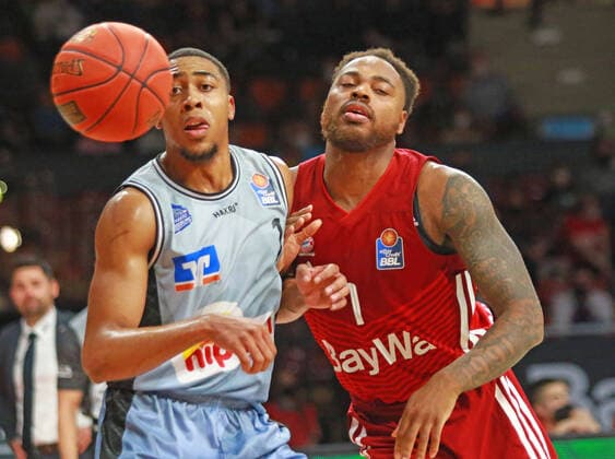 Sport Themen der Woche KW12 Sport Bilder des Tages 1 Deshaun Thomas (FCBB) rot, gegen 1 Jaren Lewis (Crailsheim) Basketball, 1. Bundesliga, BBL, FC Bayern München, HAKRO Merlins Crailsheim im Audi Dome, 27.03.2022 FOTO: Mladen Lackovic LakoPress *** 1 Deshaun Thomas FCBB red, vs. 1 Jaren Lewis Crailsheim basketball, 1 Bundesliga, BBL, FC Bayern Munich, HAKRO Merlins Crailsheim at Audi Dome, 27 03 2022 PHOTO Mladen Lackovic LakoPress