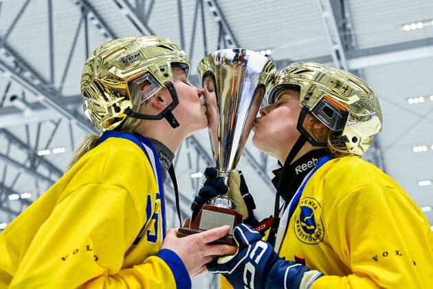 Bilder des Jahres 2022, Sport 03 März Sport Themen der Woche KW12 Sport Bilder des Tages 220327 Players of Sweden celebrates winning the WomenÂ s Bandy World Championship, WM, Weltmeisterschaft final match between Sweden and Norway on March 27, 2022 in Aby. Photo: Jonas Ljungdahl BILDBYRAN COP 144 JO0109 bandy womenÂ s world championship final sweden norway bbeng Jubel världsmästare vm-guld *** 220327 Players of Sweden celebrates winning the WomenÂ s Bandy World Championship final match between Sweden and Norway on March 27, 2022 in Aby Photo Jonas Ljungdahl BILDBYRAN COP 144 JO0109 bandy womenÂ s world championship final sweden norway bbeng Jubel världsmästare vm guld,  Copyright: JONASxLJUNGDAHL BB220327JO036