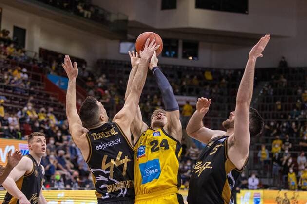 Benedikt Turudic (Basketball Loewen Braunschweig, 44) Ehtan Happ (MHP Riesen Ludwigsburg, 24) Owen Klassen (Basketball Loewen Braunschweig, 05) MHP Riesen Ludwigsburg vs. Basketball Loewen Braunschweig, 1. Basketball Bundesliga, easycredit BBL, 27. Spieltag , Spielzeit 2021 2022, 27.03.2022 MHP Riesen Ludwigsburg vs. Basketball Loewen Braunschweig, 1. Basketball Bundesliga, easycredit BBL, 27. Spieltag , Spielzeit 2021 2022, 27.03.2022 Ludwigsburg Copyright: xNinaxSanderx xEibnerxPressefotox EP_NSR