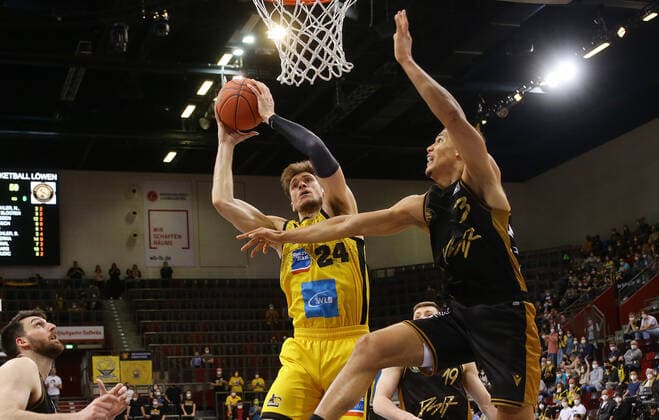 Ludwigsburg , Basketball easycredit BBL Bundesliga . MHP Riesen Ludwigsburg vs. Basketball Löwen Braunschweig , von links: Ethan Happ ( Riesen ) Nicholas Tischler ( Löwen )