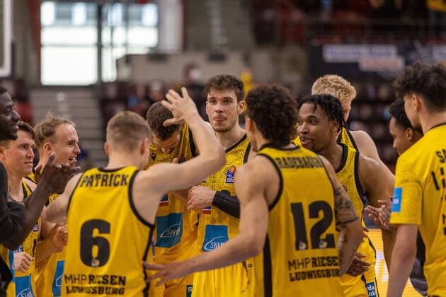 Die MHP Riesen Ludwigsburg feiern Ihren Sieg ueber die Basketball Loewen Braunschweig MHP Riesen Ludwigsburg vs. Basketball Loewen Braunschweig, 1. Basketball Bundesliga, easycredit BBL, 27. Spieltag , Spielzeit 2021 2022, 27.03.2022 MHP Riesen Ludwigsburg vs. Basketball Loewen Braunschweig, 1. Basketball Bundesliga, easycredit BBL, 27. Spieltag , Spielzeit 2021 2022, 27.03.2022 Ludwigsburg Copyright: xNinaxSanderx xEibnerxPressefotox EP_NSR
