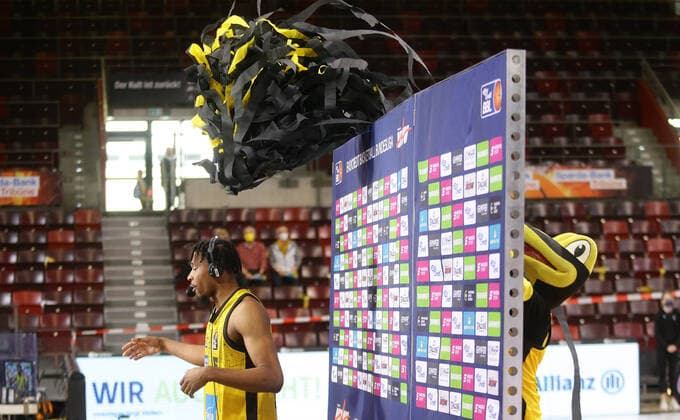 Ludwigsburg , Basketball easycredit BBL Bundesliga . MHP Riesen Ludwigsburg vs. Basketball Löwen Braunschweig , Maskottchen Lurchi wirft mit Papierschlangen auf Justin Simon( Riesen )